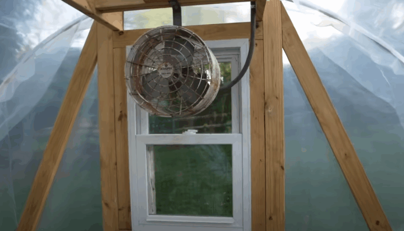 Ventilacija je ključna i van sezone – sprečava vlagu, buđ, kvarenje folije i štiti konstrukciju.