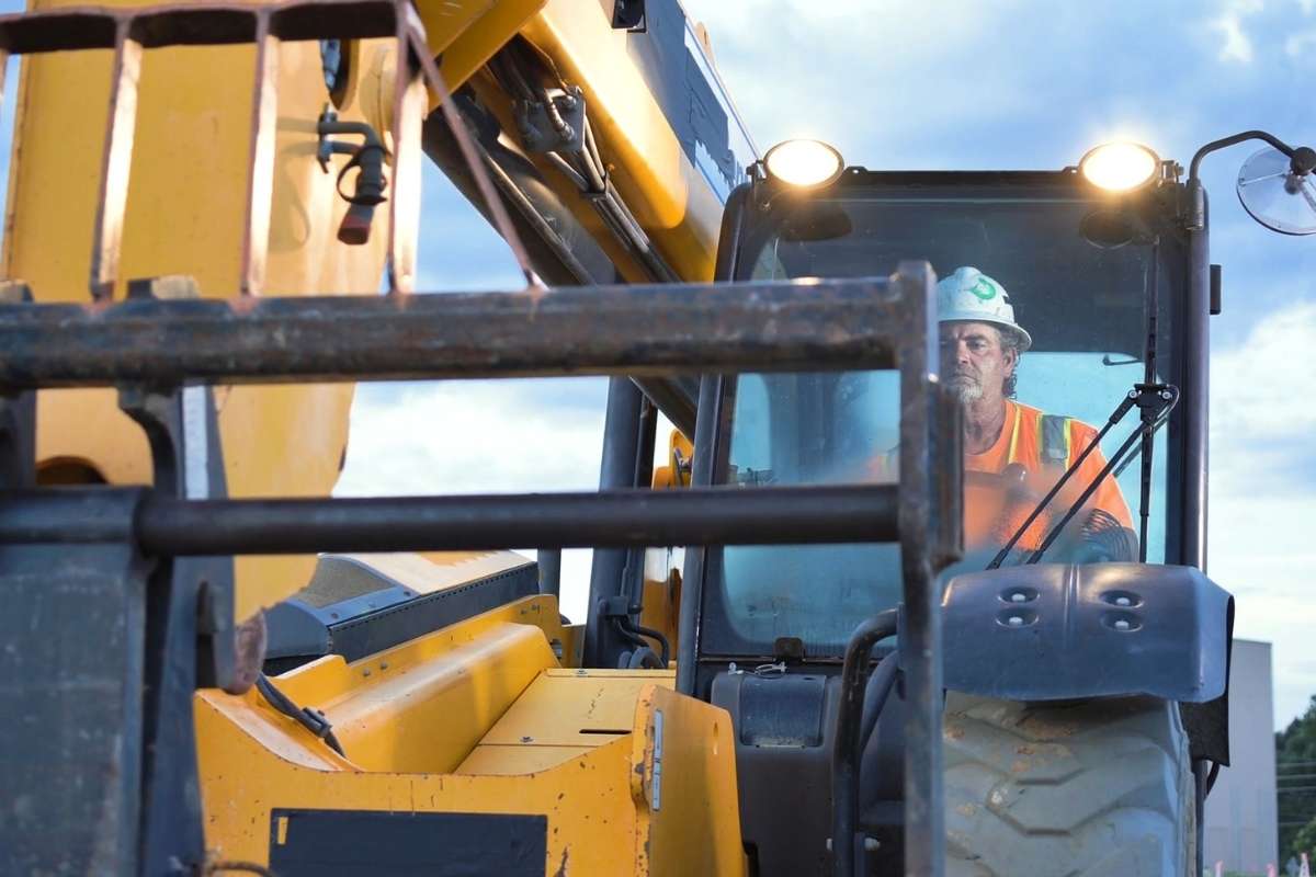 majstor upravlja mašinom na gradilištu